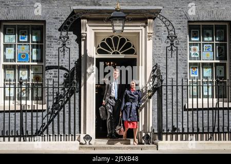 Londra, Regno Unito. 26th Apr 2022. Simon Clarke MP, Segretario generale del Tesoro (l) e Suella Braverman QC MP, Procuratore generale (r). I ministri partecipano alla riunione settimanale del gabinetto di Downing Street, oggi chiamata da alcuni come "riunione del gabinetto di crisi" a causa delle notizie in corso sulla cosiddetta "partygate", La guerra in Ucraina e le questioni relative al costo della vita in crisi devono essere affrontate. Credit: Imagplotter/Alamy Live News Foto Stock