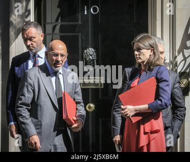 Londra, Regno Unito. 26th Apr 2022. Da sinistra a destra: Nadhim Zahawi, Segretario alla pubblica istruzione, Michelle Donelan, Ministro della pubblica istruzione. I ministri partecipano alla riunione settimanale del gabinetto a Downing Street, oggi chiamata da alcuni "riunione del gabinetto di crisi" a causa delle notizie in corso sulla cosiddetta "partygate", la guerra in Ucraina e le questioni relative al costo della vita in crisi da affrontare. Credit: Imagplotter/Alamy Live News Foto Stock