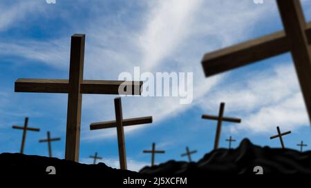 croci di legno su uno sfondo di cielo drammatico Foto Stock