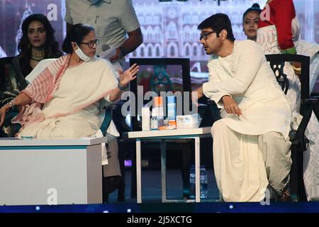 Kolkata, Bengala Occidentale, India. 25th Apr 2022. Bengala CM mamata banerjee e attore Prosenjit Chatterjee durante il 27th Kolkata International Film Festival al Nazrul Mancha il 25 aprile 2022 a Kolkata, India. (Credit Image: © Dipa Chakraborty/Pacific Press via ZUMA Press Wire) Foto Stock