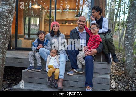 Ritratto Happy famiglia a casa scalini di affitto Foto Stock