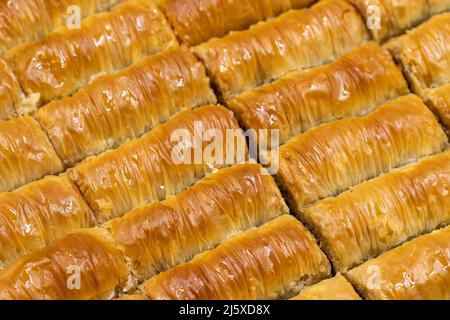 Baklava di noce. Primo piano di baklava in un vassoio nome locale cevisli sarı burma baklava Foto Stock