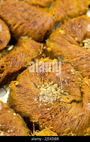 Noce kadayif. Dessert Kadayif in un primo piano vassoio nome locale cevisli diyar burma kadayif Foto Stock