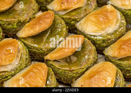 Pistacchio baklava. Primo piano di baklava in un vassoio nome locale dilber dudagi baklava Foto Stock