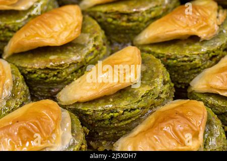 Pistacchio baklava. Primo piano di baklava in un vassoio nome locale dilber dudagi baklava Foto Stock