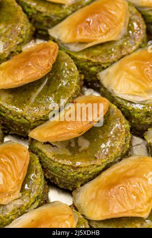 Pistacchio baklava. Primo piano di baklava in un vassoio nome locale dilber dudagi baklava Foto Stock