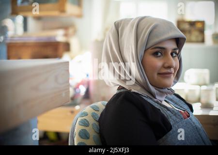 Ritratto fiducioso giovane musulmana in hijab Foto Stock
