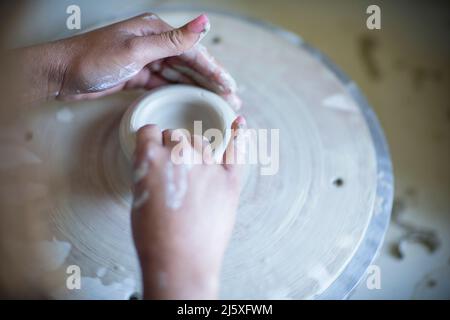 Primo piano artista femminile alla ruota della ceramica Foto Stock