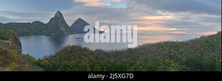 Panorama di San Lucia Pitons dal Monte Giade Foto Stock