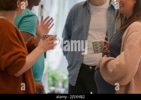 Amici che parlano e bevono tè Foto Stock