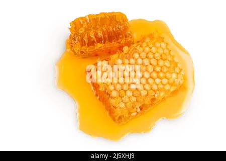 Nido d'ape e pozza di miele isolati su sfondo bianco con percorso di taglio e profondità di campo piena. Vista dall'alto. Disposizione piatta Foto Stock