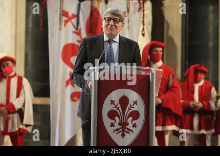 Firenze, Italia. 25th Apr 2022. Manifestazione a Firenze, per celebrare la fine dell'occupazione e la liberazione dal fascismo nazista il 25 aprile 1945.in foto Valerio Valenti, Prefetto di Firenze (PREFETTO DI FIRENZE) (Foto di Salvatore Esposito/Pacific Press) Credit: Pacific Press Media Production Corp./Alamy Live News Foto Stock