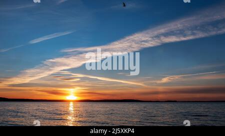 Un tramonto tranquillo sulla riva del mare. Ricchi e caldi colori serali Foto Stock