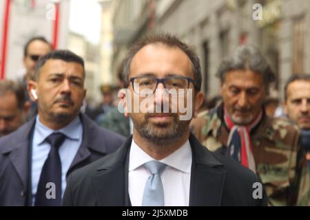 Firenze, Italia. 25th Apr 2022. Manifestazione a Firenze, per celebrare la fine dell'occupazione e la liberazione dal fascismo nazista il 25 aprile 1945. Nella foto Alfonso Bonafede, politico del M5S a Firenze, il 25 aprile 2022. (Foto di Salvatore Esposito/Pacific Press/Sipa USA) Credit: Sipa USA/Alamy Live News Foto Stock