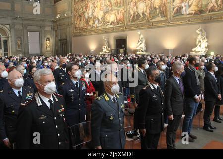 Firenze, Italia. 25th Apr 2022. Manifestazione a Firenze, per celebrare la fine dell'occupazione e la liberazione dal fascismo nazista il 25 aprile 1945. In foto un rapimento del soldato italiano a Firenze il 25 aprile 2022. (Foto di Salvatore Esposito/Pacific Press/Sipa USA) Credit: Sipa USA/Alamy Live News Foto Stock