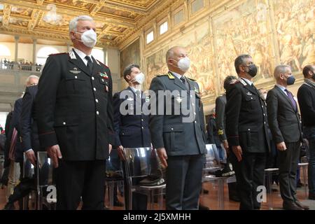 Firenze, Italia. 25th Apr 2022. Manifestazione a Firenze, per celebrare la fine dell'occupazione e la liberazione dal fascismo nazista il 25 aprile 1945. In foto un rapimento del soldato italiano a Firenze il 25 aprile 2022. (Foto di Salvatore Esposito/Pacific Press/Sipa USA) Credit: Sipa USA/Alamy Live News Foto Stock