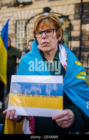 Centinaia di manifestanti si riuniscono al di fuori dell'ambasciata russa a Edimburgo, per protestare contro la continua invasione dell'Ucraina da parte dei militari russi. Credito: Euan Cherry Foto Stock