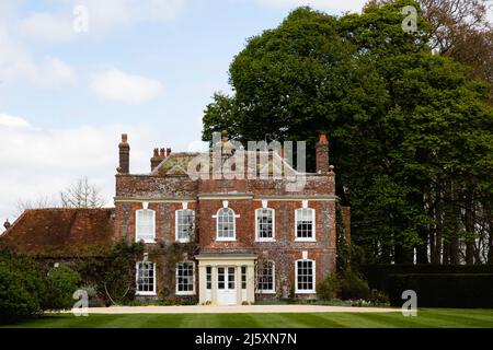 Farnborough, Regno Unito. 25th aprile 2022. Il grado II elencato Old Rettorio è stato costruito nel 1749 e ampliato nei secoli 19th e 20th. Sir John Betjeman li Foto Stock