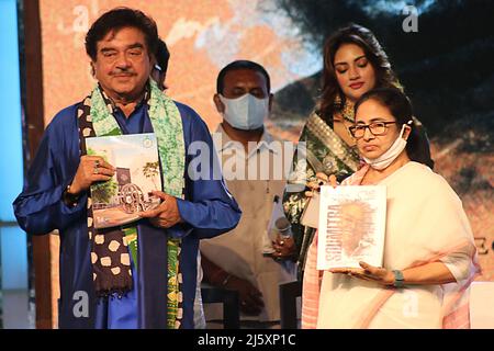 West Bengala CM Mamata Banerjee e Bollywood Actor e MP Shatrughan Sinha durante il 27th Kolkata International Film Festival a Nazrul Mancha il 25 aprile 2022 a Kolkata, India.West Bengala Capo Ministro Mamata Banerjee ha inaugurato il Kolkata International Film Festival (KIFF) 27th lunedì, Con la rassicurazione che il cinema bengalese ha riacquistato la sua gloria passata. Ha detto il Ministro Capo dopo l'inaugurazione del festival. Ha detto che 163 film da 40 paesi sarebbero stati proiettati al festival attraverso 10 luoghi in sette giorni. (Foto di Dipa Chakraborty/Pacific Press/Sipa USA) Foto Stock