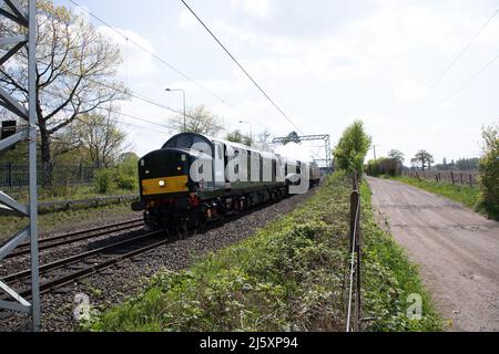 Staffordshire, Regno Unito 26th aprile 2022. Treno a vapore 60007 "Sir Nigel Gresley" passa attraverso Penkridge dietro una locomotiva diesel sulla strada per Crewe, dopo essere stata l'attrazione principale al Severn Valley Railway Spring Gala durante il fine settimana . Credit Richard o'Donoghue/Alamy Live News Foto Stock