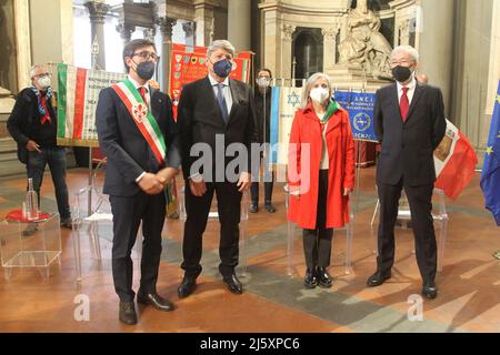 Firenze, Toscana/Firenze, 25 aprile 2022, Italia: Manifestazione a Firenze, per celebrare la fine dell'occupazione e la liberazione dal fascismo nazista il 25 aprile 1945.in foto in ordine L a R: Dario Nardella, sindaco di Firenze, Valerio Valenti, Prefetto di Firenze, Vania bagni presidente dell'ANPI ( ASSOCIAZIONE NAZIONALE PARTIGIANI D'ITALIA) coordinamento della Toscana, Sergio Cofferati, politico e sindacalista (Credit Image: © Salvatore Esposito/Pacific Press via ZUMA Press Wire) Foto Stock