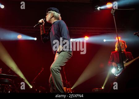 (4/23/2022) Concerto dal vivo al Palapartenpe di Fracncesco de Gregori, Cantaute Italiano è nato a Roma il 4 aprile 1951. Tra i più importanti cantautori italiani di tutti i tempi, [1] nelle sue canzoni incontrano musicalmente vari suoni, dal rock alla songwriting, con talvolta riferimenti anche alla musica popolare, mentre nei testi si fa largo uso di sinestesia e metafora, spesso di interpretazione non immediata, con passaggi di intimisti, ispirazione letteraria-poetica ed etica-politica in cui si fa riferimento agli eventi e alla storia attuali. (Foto di massimo Solimene/Pacific Press Foto Stock