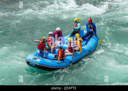 Srinagar, India. 26th Apr 2022. I turisti indiani sono visti rafting in un fiume Lidder a Pahalgam una famosa destinazione turistica nella regione indiana Himalayan Kashmir amministrato. Il rafting sul fiume nel Kashmir, specialmente nella valle di Lidder a Pahalgam, è emerso come uno degli sport d'avventura più popolari. Alcune delle principali destinazioni turistiche del Kashmir come Pahalgam e Sonmarg offrono un luogo ideale per il rafting sul fiume. (Foto di Faisal Bashir/SOPA Images/Sipa USA) Credit: Sipa USA/Alamy Live News Foto Stock