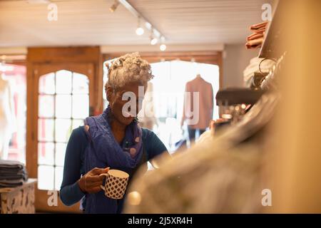 Ritratto felice donna negozio proprietario in boutique di abbigliamento Foto Stock