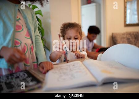 Cute ragazza colorare in libro da colorare con matita colorata Foto Stock