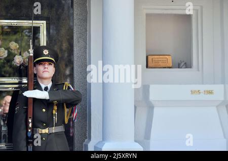 Caslav, Repubblica Ceca. 26th Apr 2022. L'urna con resti corporei di un comandante dell'intelligenza cecoslovacca, il generale Brigadier Frantisek Moravec fu sepolto nel columbarium locale nella sua nativa Caslav, Repubblica Ceca, martedì 26 aprile 2022. Credit: Lubos Pavlicek/CTK Photo/Alamy Live News Foto Stock