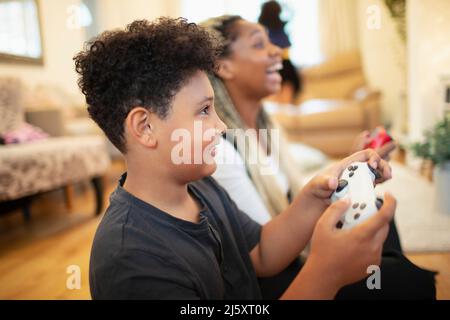 Madre e Figlio la riproduzione di video gioco Foto Stock