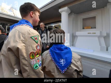 Caslav, Repubblica Ceca. 26th Apr 2022. L'urna con resti corporei di un comandante dell'intelligenza cecoslovacca, il generale Brigadier Frantisek Moravec fu sepolto nel columbarium locale nella sua nativa Caslav, Repubblica Ceca, martedì 26 aprile 2022. Credit: Lubos Pavlicek/CTK Photo/Alamy Live News Foto Stock