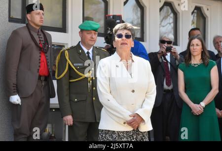 Caslav, Repubblica Ceca. 26th Apr 2022. La nipote del generale Moravec Anita Moravec Gard, centro, assiste alla sepoltura di urna con resti corporei di un comandante dell'intelligenza cecoslovacca, Brigadier Generale Frantisek Moravec in colonbario locale nel suo nativo Caslav, Repubblica Ceca, martedì 26 aprile 2022. Credit: Lubos Pavlicek/CTK Photo/Alamy Live News Foto Stock