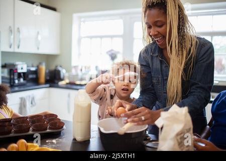 Buona madre e figlia che cucinano in cucina Foto Stock