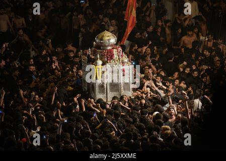 Lahore, Pakistan. 23rd Apr 2022. (4/23/2022) i musulmani sciiti pakistani partecipano alla processione del lutto durante il giorno del martirio di Hazrat Ali al-Murtaza (A.S) dalla porta di Bhati all'Imambargah Karbala Gamay Shah a Lahore. I musulmani sciiti di tutto il mondo stanno tenendo una processione lutto in occasione di Yum-e-Ali (A.S), il giorno del martirio 21st Ramadan. Una processione per commemorare l'uccisione di 7th secolo di Imam Ali durante il santo mese di digiuno di Ramadan al Mubarak. (Foto di Rana Sajid Hussain/Pacific Press/Sipa USA) Credit: Sipa USA/Alamy Live News Foto Stock