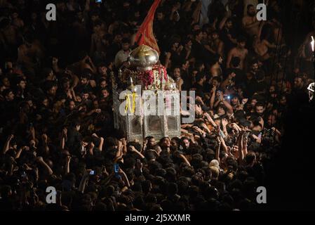 Lahore, Pakistan. 23rd Apr 2022. (4/23/2022) i musulmani sciiti pakistani partecipano alla processione del lutto durante il giorno del martirio di Hazrat Ali al-Murtaza (A.S) dalla porta di Bhati all'Imambargah Karbala Gamay Shah a Lahore. I musulmani sciiti di tutto il mondo stanno tenendo una processione lutto in occasione di Yum-e-Ali (A.S), il giorno del martirio 21st Ramadan. Una processione per commemorare l'uccisione di 7th secolo di Imam Ali durante il santo mese di digiuno di Ramadan al Mubarak. (Foto di Rana Sajid Hussain/Pacific Press/Sipa USA) Credit: Sipa USA/Alamy Live News Foto Stock