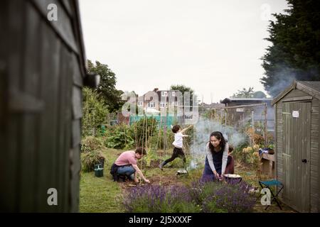 Giardinaggio in famiglia in giardino cortile Foto Stock