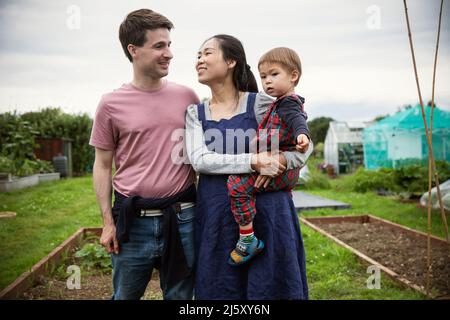 Famiglia felice in giardino cortile Foto Stock