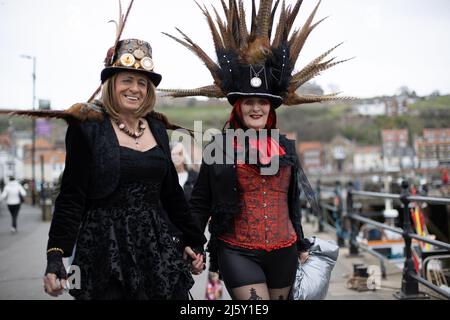 WHITBY, INGHILTERRA. Aprile 24th 2022. I Goti sono visti durante il Goth Weekend a Whitby. WGW è un festival musicale biennale per la sottocultura gotica. Foto Stock