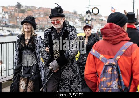 WHITBY, INGHILTERRA. Aprile 24th 2022. I Goti sono visti durante il Goth Weekend a Whitby. WGW è un festival musicale biennale per la sottocultura gotica. Foto Stock