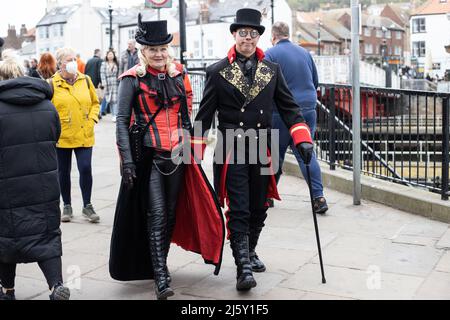 WHITBY, INGHILTERRA. Aprile 24th 2022. I Goti sono visti durante il Goth Weekend a Whitby. WGW è un festival musicale biennale per la sottocultura gotica. Foto Stock