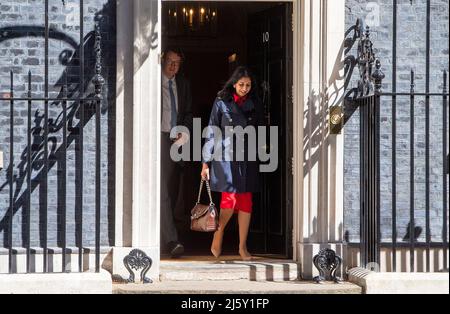 Londra, Inghilterra, Regno Unito. 26th Apr 2022. Procuratore generale per Inghilterra e Galles SUELLA BRAVERMAN è visto lasciare 10 Downing Street dopo la riunione del gabinetto. (Credit Image: © Tayfun Salci/ZUMA Press Wire) Foto Stock