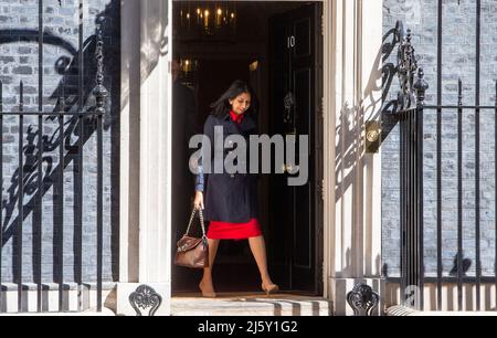 Londra, Inghilterra, Regno Unito. 26th Apr 2022. Procuratore generale per Inghilterra e Galles SUELLA BRAVERMAN è visto lasciare 10 Downing Street dopo la riunione del gabinetto. (Credit Image: © Tayfun Salci/ZUMA Press Wire) Foto Stock