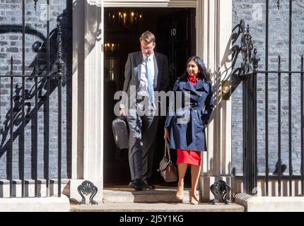 Londra, Inghilterra, Regno Unito. 26th Apr 2022. Procuratore generale per Inghilterra e Galles SUELLA BRAVERMAN e Segretario generale del Tesoro SIMON CLARKE visto lasciare 10 Downing Street dopo la riunione del gabinetto. (Credit Image: © Tayfun Salci/ZUMA Press Wire) Foto Stock