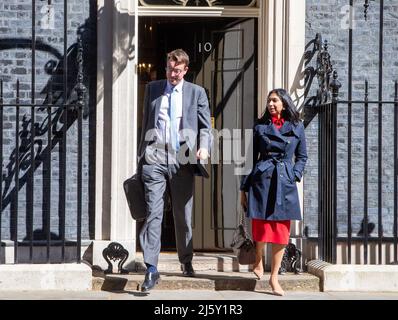 Londra, Inghilterra, Regno Unito. 26th Apr 2022. Procuratore generale per Inghilterra e Galles SUELLA BRAVERMAN e Segretario generale del Tesoro SIMON CLARKE visto lasciare 10 Downing Street dopo la riunione del gabinetto. (Credit Image: © Tayfun Salci/ZUMA Press Wire) Foto Stock