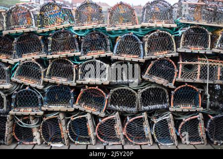 WHITBY, INGHILTERRA, REGNO UNITO. Aprile 25th 2022. Le reti da pesca e le casse da granchio sono viste seduti sulle banchine del porto di Whitby durante il fine settimana del goth. Foto Stock