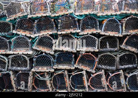 WHITBY, INGHILTERRA, REGNO UNITO. Aprile 25th 2022. Le reti da pesca e le casse da granchio sono viste seduti sulle banchine del porto di Whitby durante il fine settimana del goth. Foto Stock