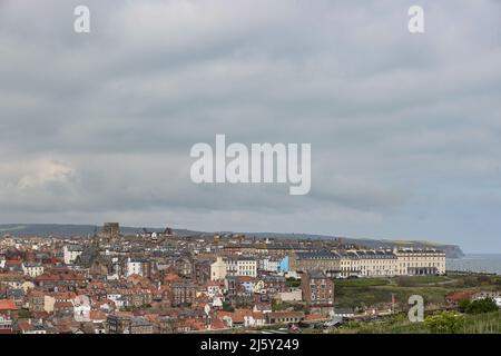 WHITBY, INGHILTERRA. Aprile 25th 2022. Una visione generale di Whitby è visto durante il week-end Whitby goth. Foto Stock