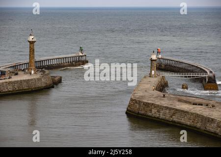 WHITBY, INGHILTERRA, REGNO UNITO. Aprile 25th 2022. Il porto di Whitby e i due fari sono visibili durante il fine settimana. Foto Stock