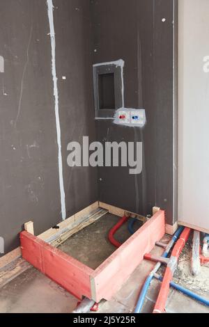 Costruisca una cella della doccia per una doccia nel bagno quando costruisce una nuova casa o rinnovando Foto Stock